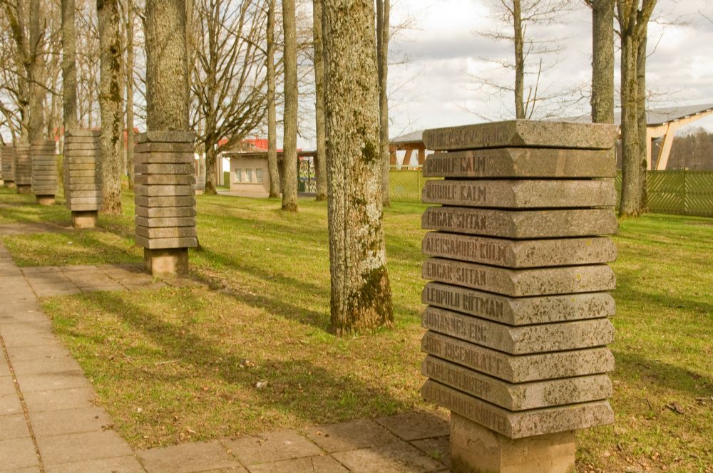 These blocks have the names and dates of the winners of lake Viljandi run winners