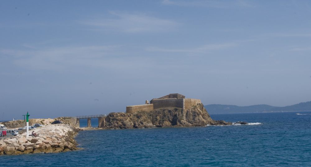 A fortress on the Hyeres side